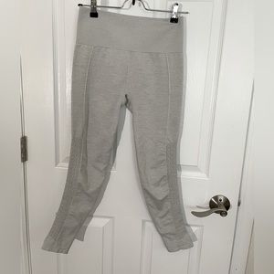 Fabletics Sync Seamless High-Waisted 7/8 Leggings in Grey Heather S